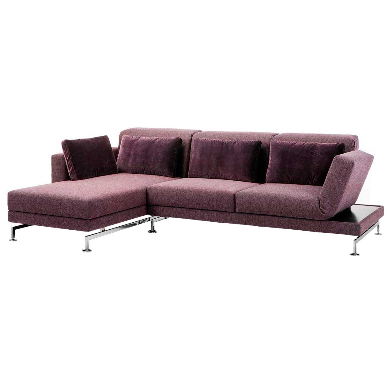 brühl moule medium - Sofa Sitzgruppe 73130 + 73125 Eckgarnitur in violettem Stoff mit Longchair links, dekoriert mit vier Kissen.