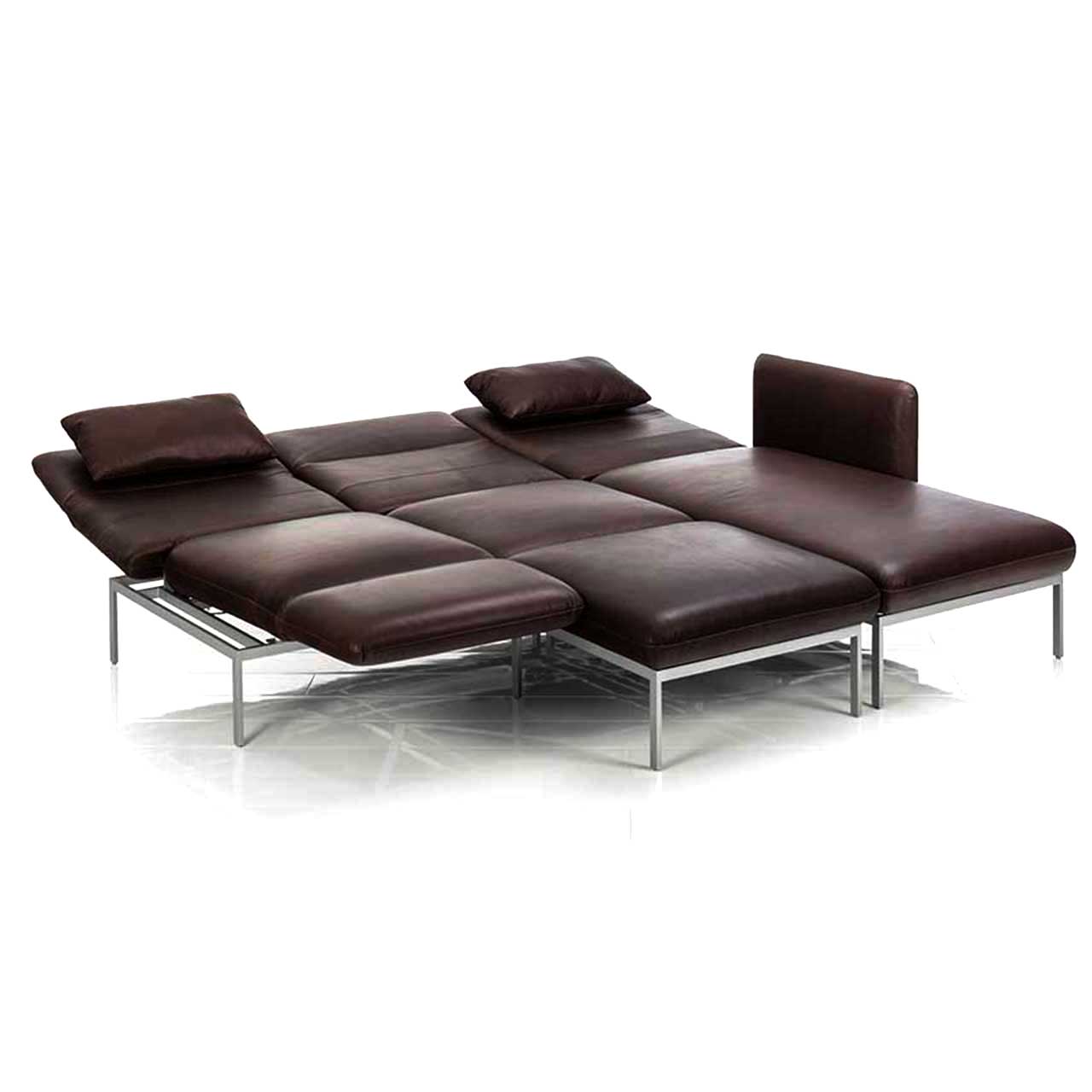 Garnitur brühl roro medium classic 74106 + 74123 Liegefunktion Eckgarnitur der Serie roro medium classic mit Longchair rechts und Anstellsofa links in braunem Leder. Die Rückenlehnen sind zur Relaxposition abgeklappt.