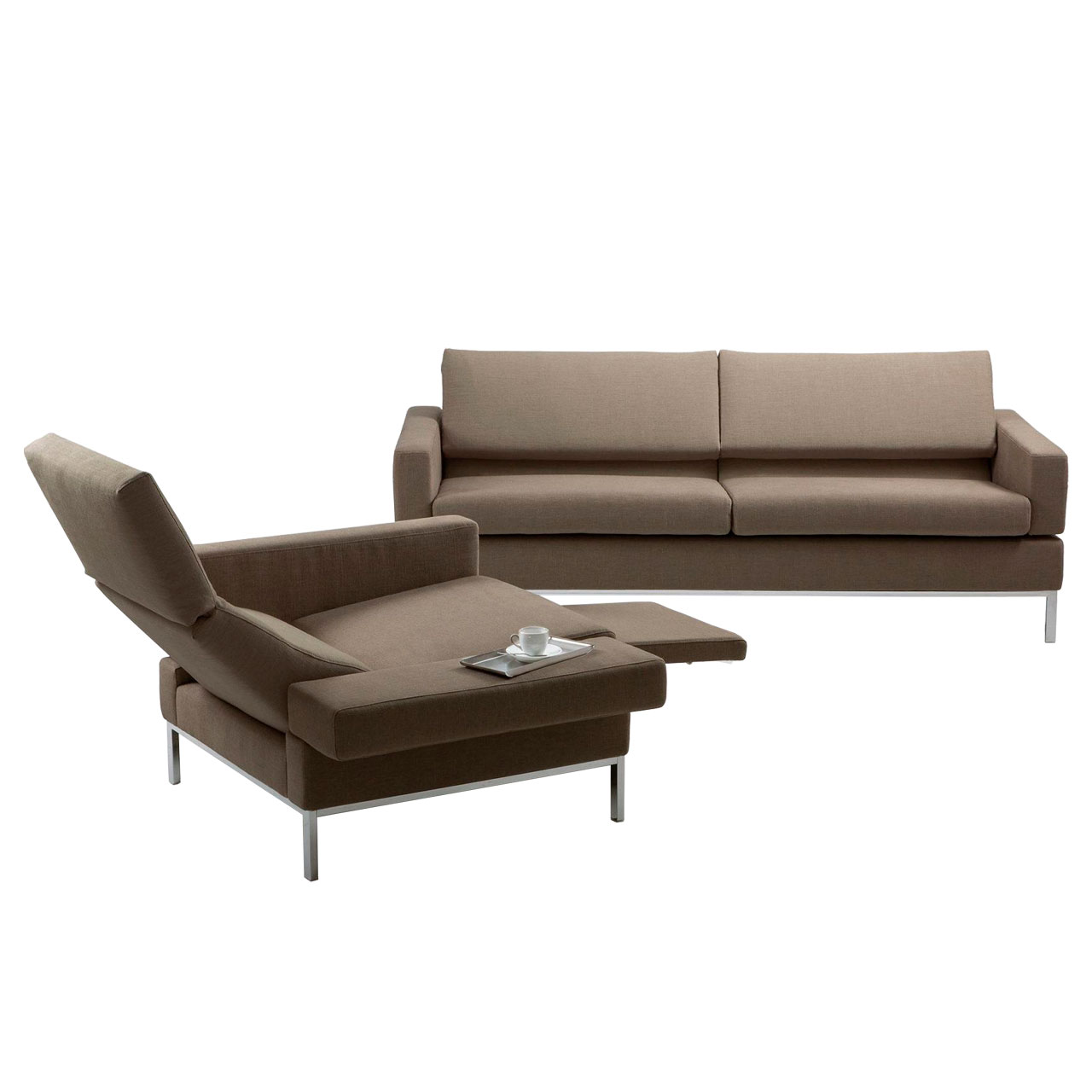 brühl tomo - Sessel Ein brauner Ledersessel steht einem braunen Ledersofa leicht schräg gegenüber. Am Sessel ist eine Fußstütze hochgeklappt und die Rückenlehne halb abgesenkt.