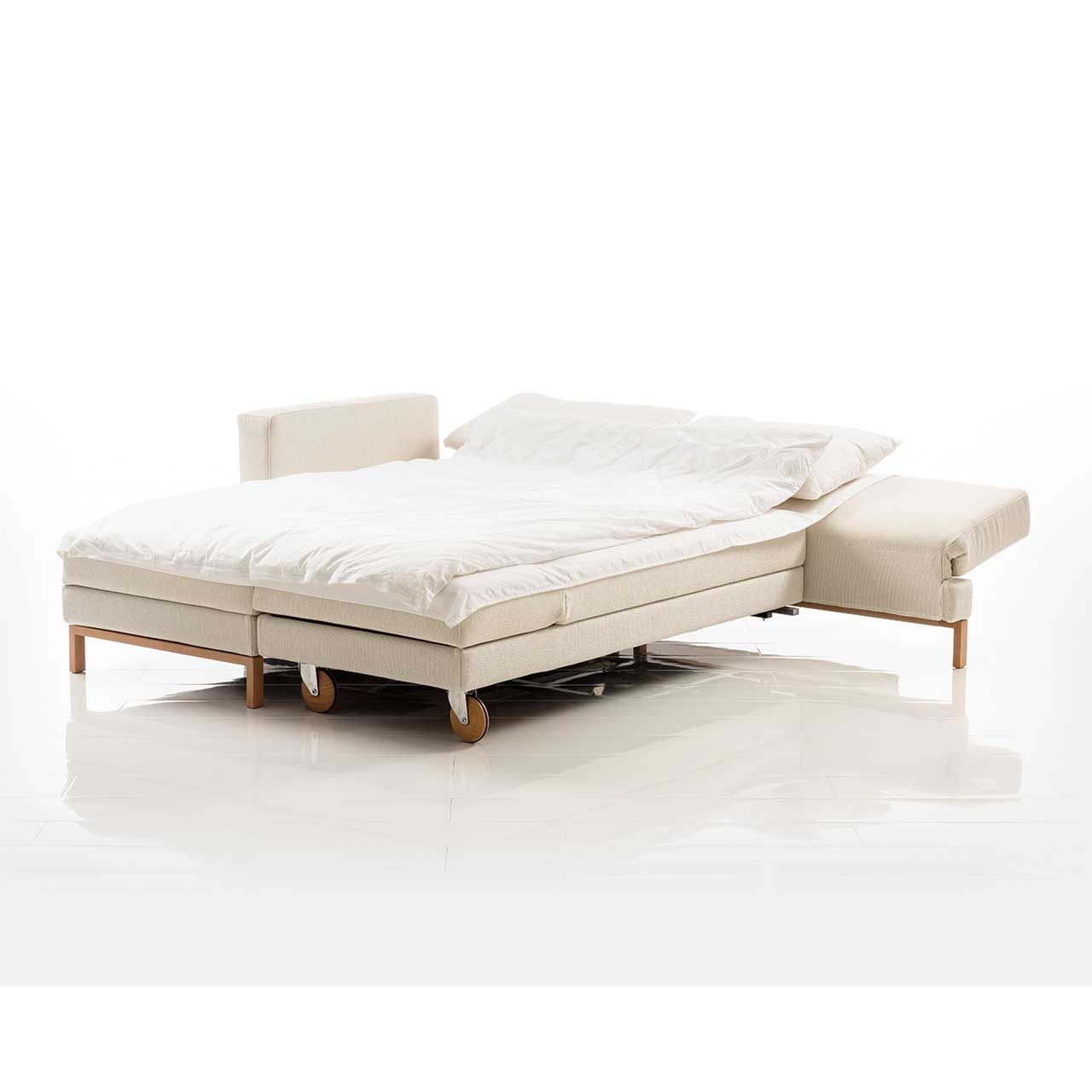 brühl four two compact Eckgarnitur Eckgarnitur. Der Longchair wurde umgeschwenkt und steht parallel zum Anstellsofa, so dass eine Liegefläche entsteht.