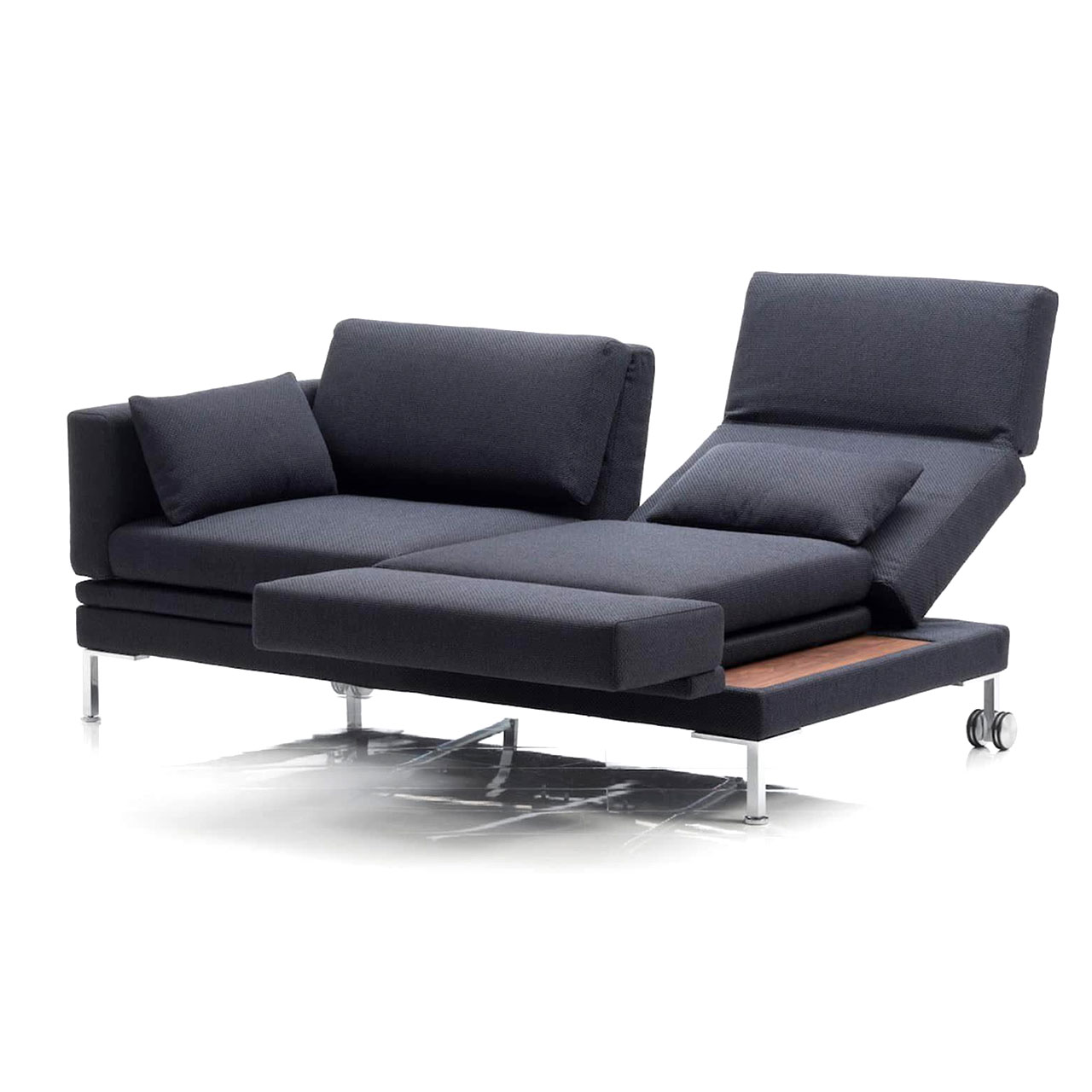 brühl fold out 72214 / 72214 Ein dunkelblaues Sofa. Die rechte Rückenlehne ist aufgefaltet und zu einer Relaxposition abgesenkt. Die rechte Armlehne ist waagrecht abgesenkt und nach vorne geschwenkt, so dass eine Fußstütze entsteht.