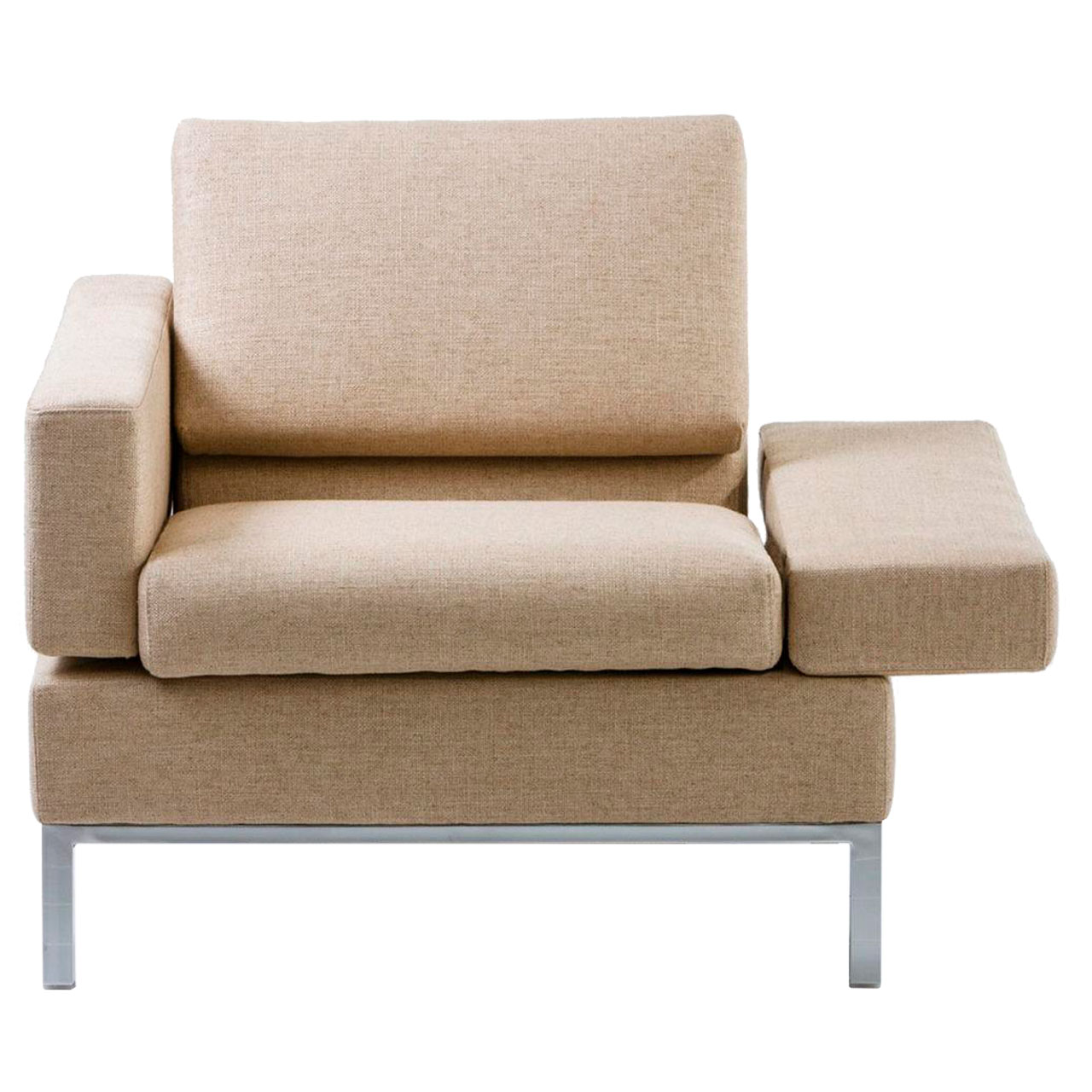 brühl tomo - Sessel Sessel in beigem Leder mit Untergestell in chrom glänzend. Die rechte Armlehne waagrecht abgeklappt.