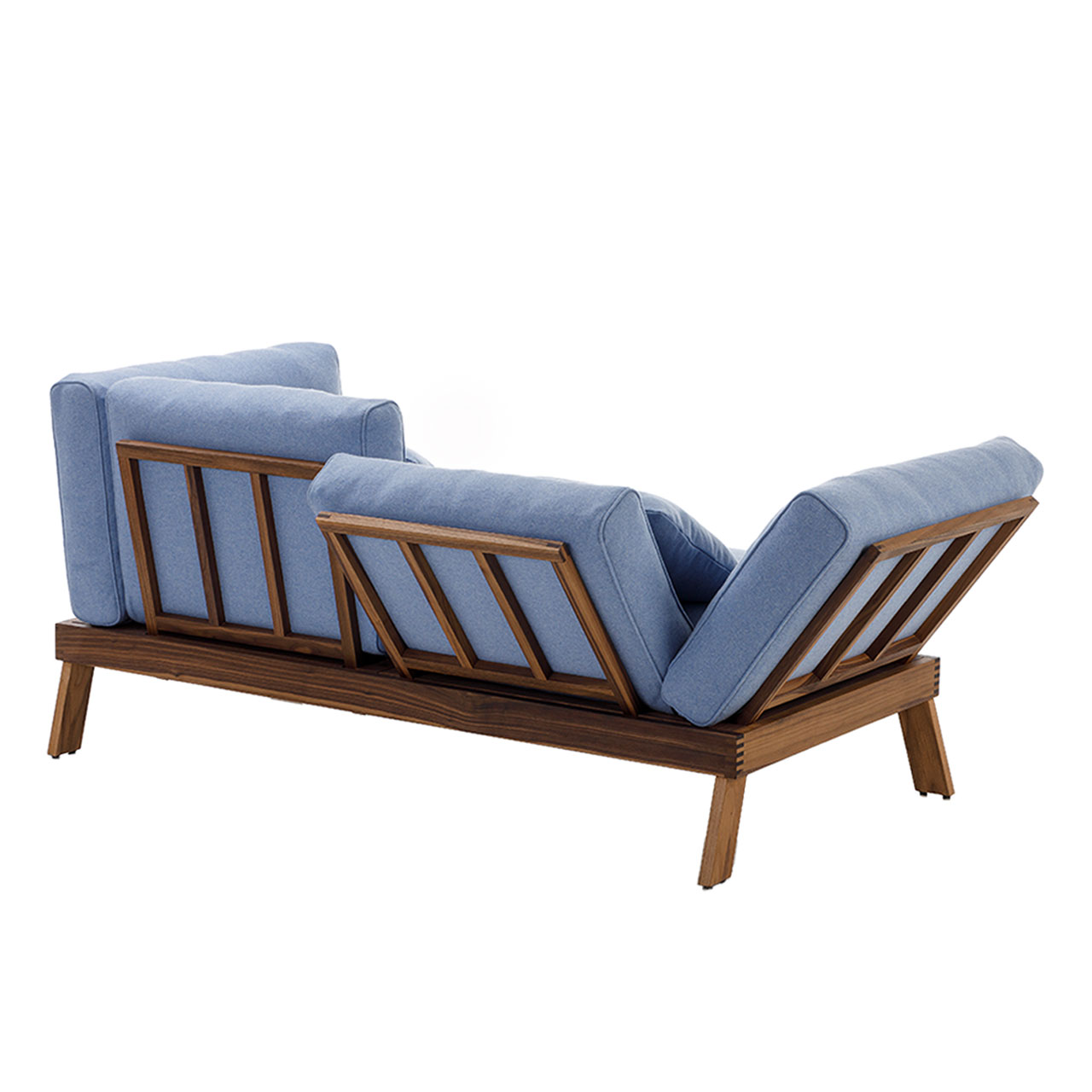 brühl lofoten pure - Sofa-2,5 73508 Rückansicht auf das Sofa brühl loofoten pure. Die Polster sind hellblau bezogen. Das Holzgestell ist in Eiche dunkel. Da die Polster nur aufliegen, ist auch das Gestell für Arm- und Rückenlehnen zu erkennen.