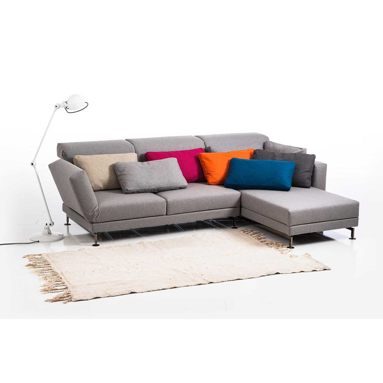 brühl moule small - Garnitur 73222 + 73231 Eckgarnitur in grauem Stoff mit Longchair rechts, dekoriert mit sieben Kissen.