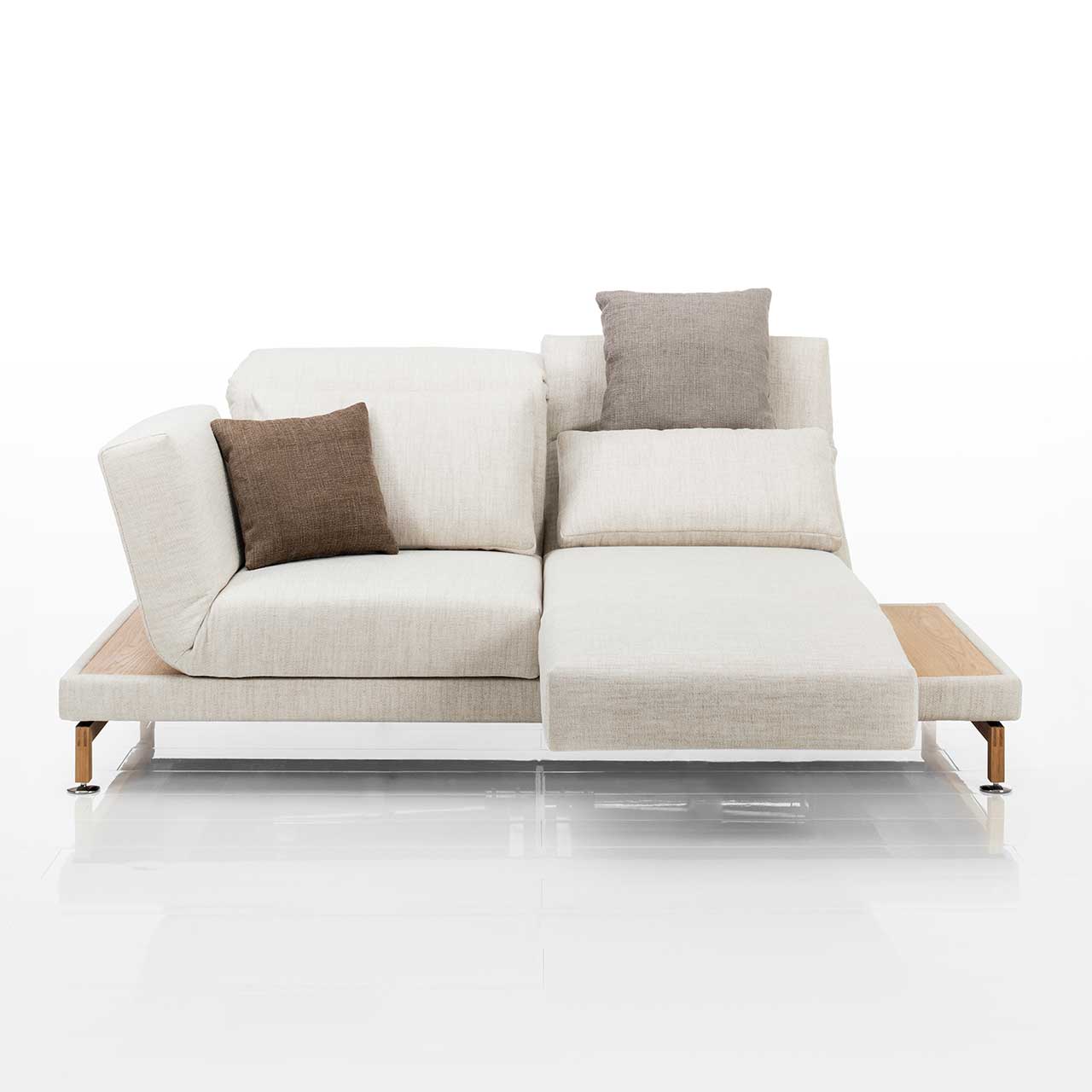 brühl moule small - Sofa 73207 Cremeweißes Sofa. Rechts und links neben den Armlehnen befinden sich schmale Ablageflächen in hellem Holz. Die rechte Armlehne ist als Fußstütze vorgeschwenkt, die Rückenlehne leicht abgesenkt.