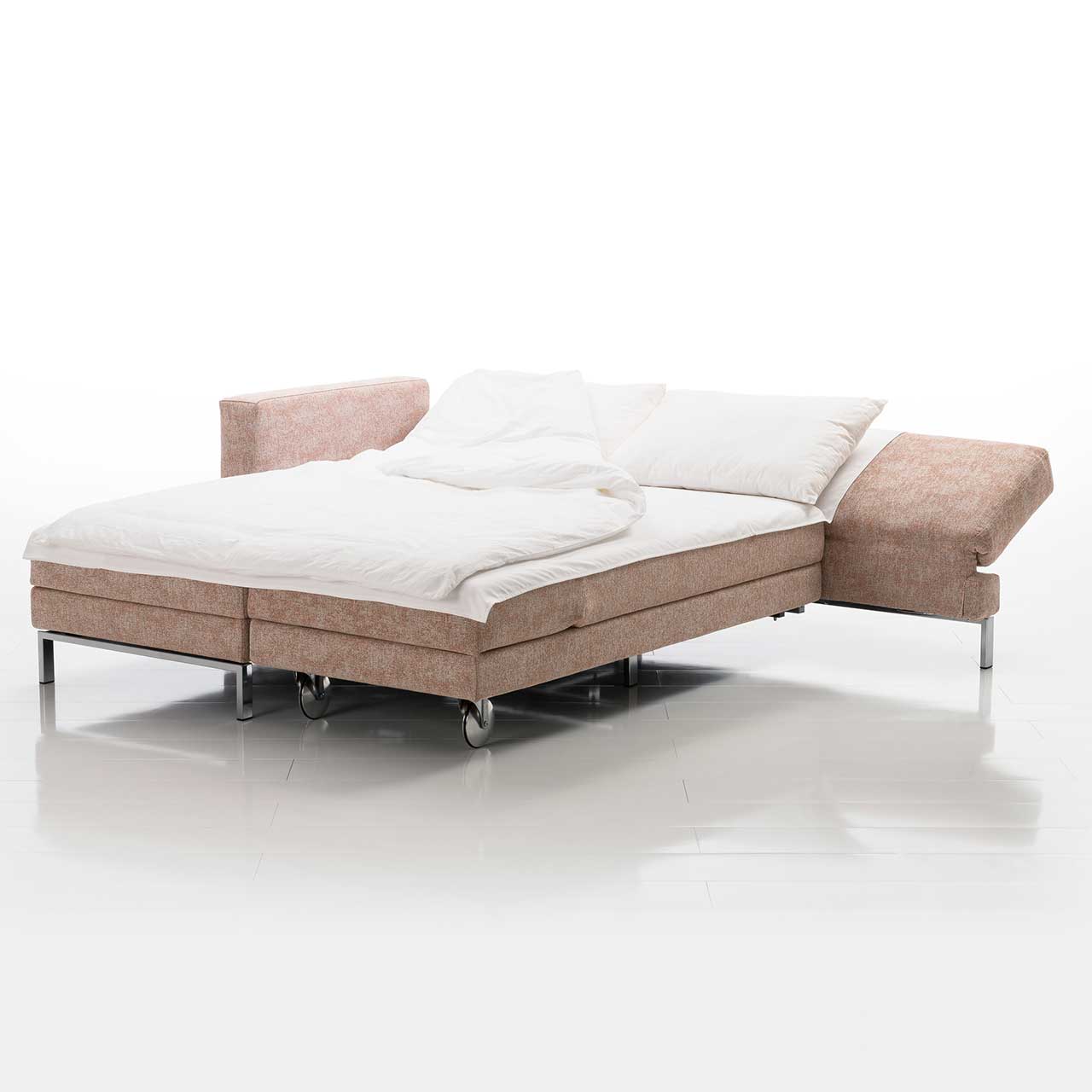 brühl four two compact Eckgarnitur Eckgarnitur. Der Longchair wurde umgeschwenkt und steht parallel zum Anstellsofa, so dass eine Liegefläche entsteht.