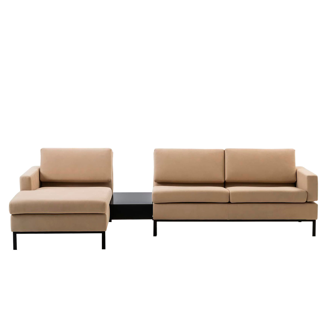 brühl tomo - Anstellsofa Garnitur in beigem Leder mit Longchair links und einem Einhängetisch zwischen Longchair und Anstellsofa.