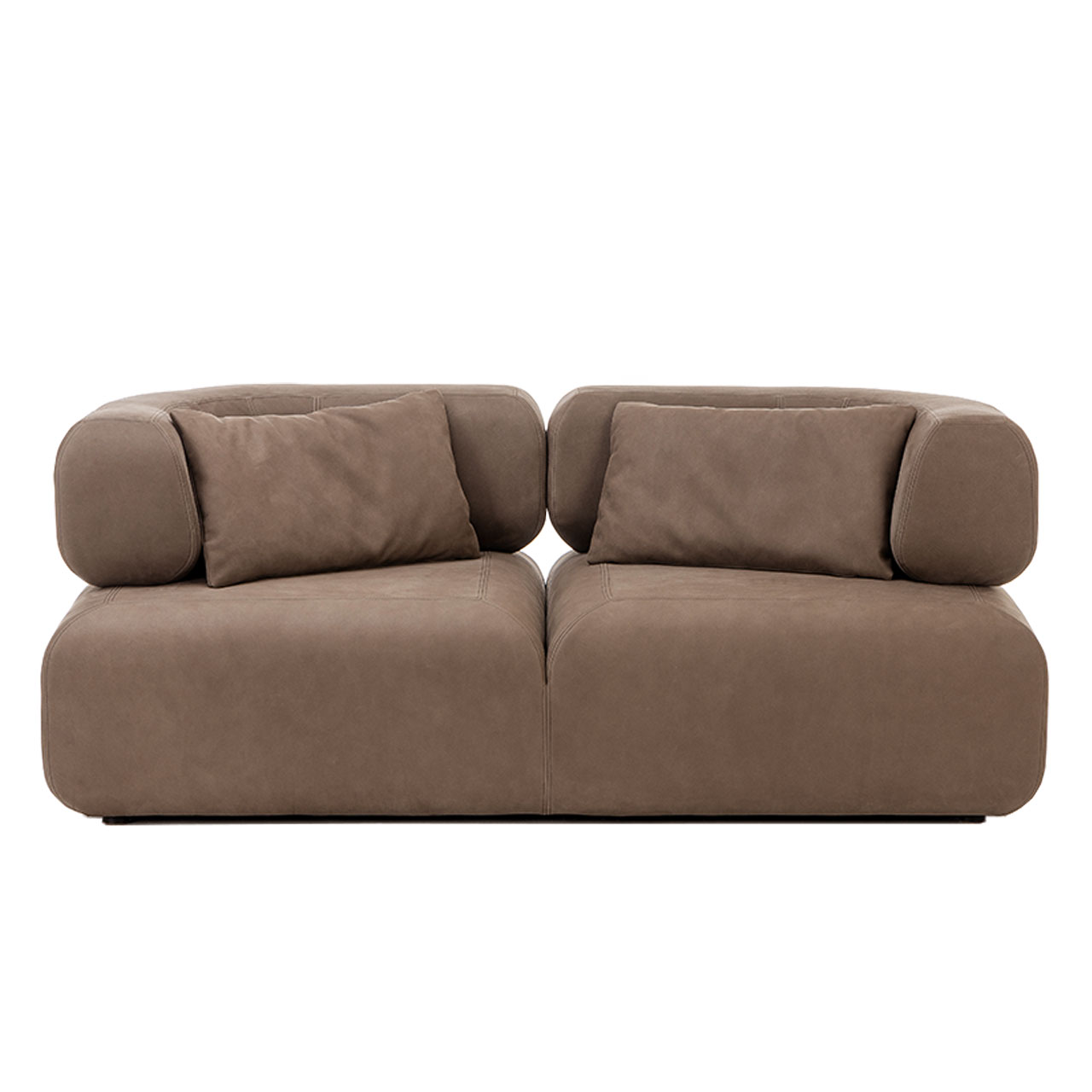 Sofa all together 73606 Frontansicht eines braunen Ledersofas. Das Sofa ist bodentief. Die Armlehnen sind kurz und reichen nicht bis an die Sitzkante. Auf dem Sofa liegen zwei rechteckige Kissen in gleicher Lederfarbe.