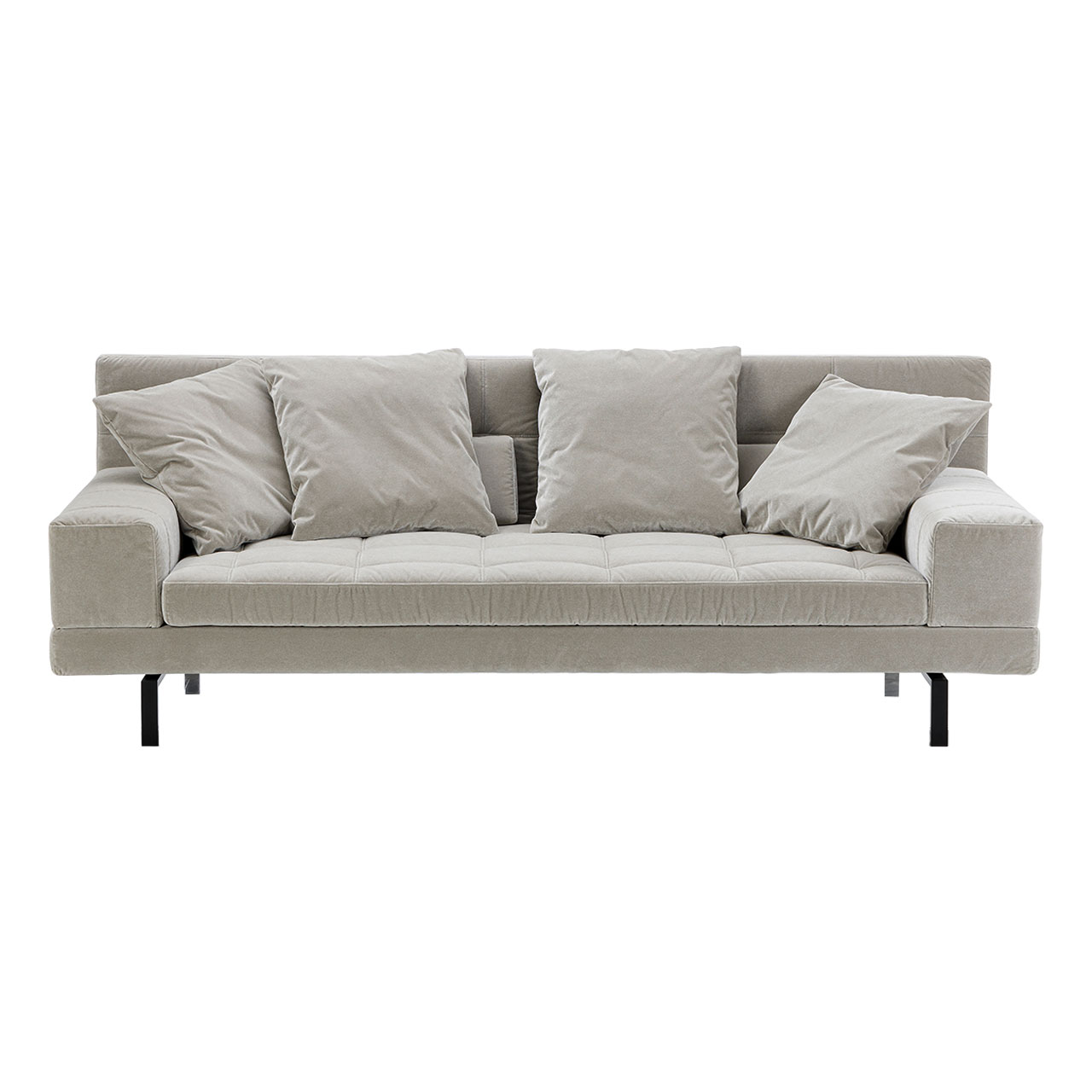 brühl amber Sofa 2,5-Sitzer Graues Sofa mit niedrigen, breiten Armlehnen. Auf dem Sofa liegen vier quadratische Kissen.