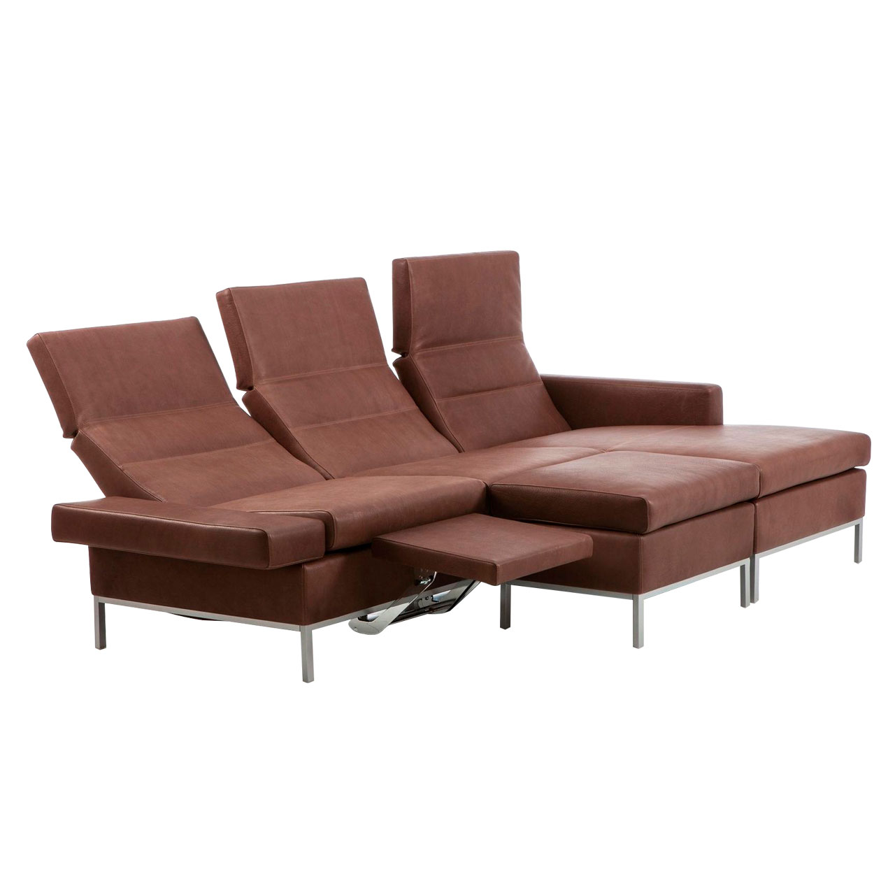brühl tomo - Eckgruppe  Leicht schräge Sicht auf eine dunkelbraune Ledergarnitur mit Longchair rechts und Anstellsofa links. Die Rückenlehnen sind halb abgesenkt. Am Sitzplatz links außen ist eine Fußstütze vorgeklappt. Vor dem mittleren Sitzplatz ist ein Hocker angestellt.