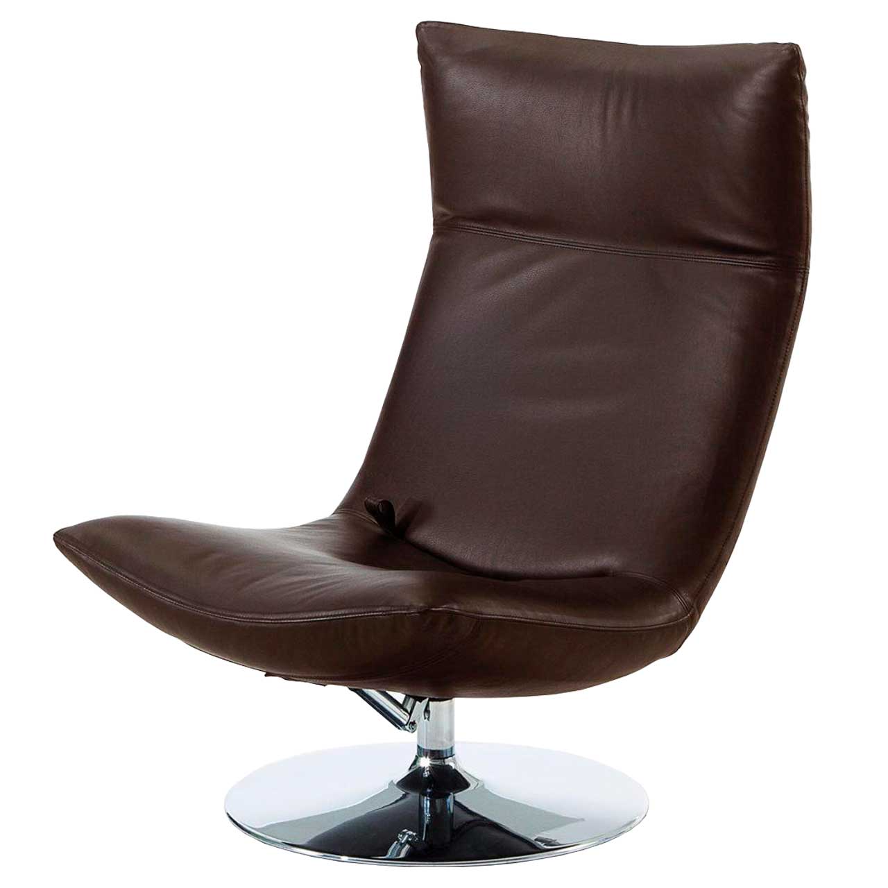 brühl gerard 59605 Drehsessel ohne Armlehnen. Der Sessel ist mit einem dunkelbraunen Leder bezogen. Der Sessel steht auf einem chrom glänzenden Drehteller.