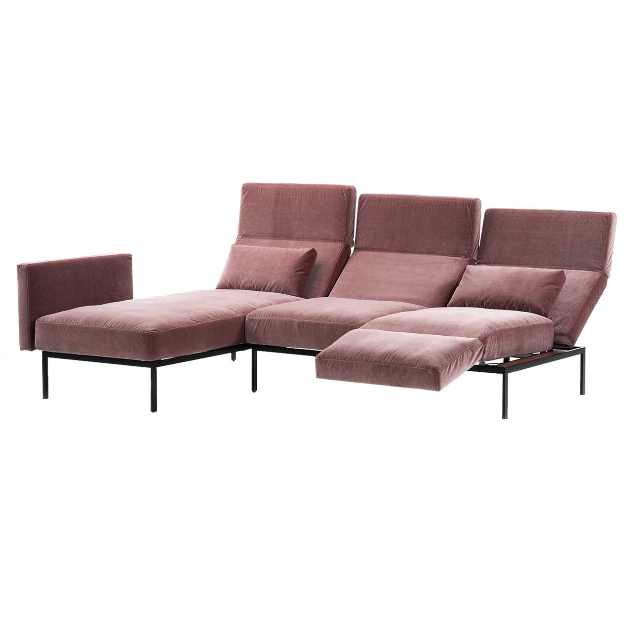 Garnitur brühl roro medium soft 74022 + 74007 Eckgarnitur der Serie roro medium soft mit Longchair links und Anstellsofa rechts in Stoff. Die Rückenlehnen sind aufgefaltet und zur Relaxposition abgesenkt, die Armlehne rechts ist zur Fußstütze umgeschwenkt.