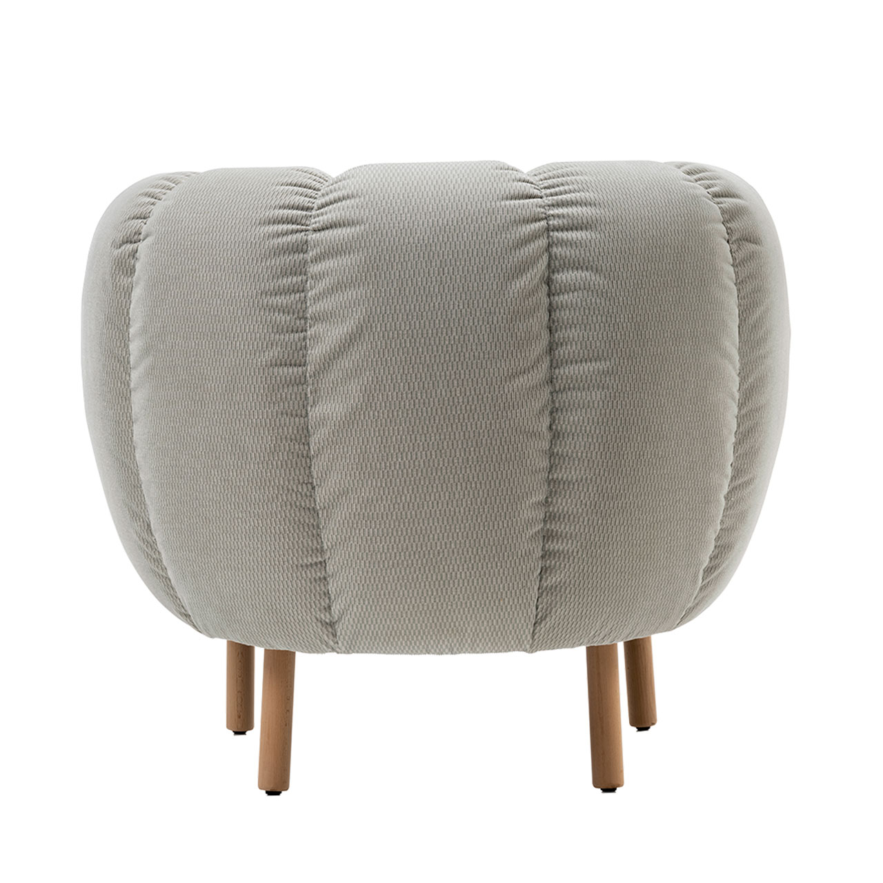 brühl magnolia - Sessel 73001 Rückansicht auf einen Sessel der Serie brühl magnolia. Der Sessel ist mit einem weißen Stoff bezogen, die Füße sind aus Holz. Der Rücken ist in vertikale Segmente gegliedert.