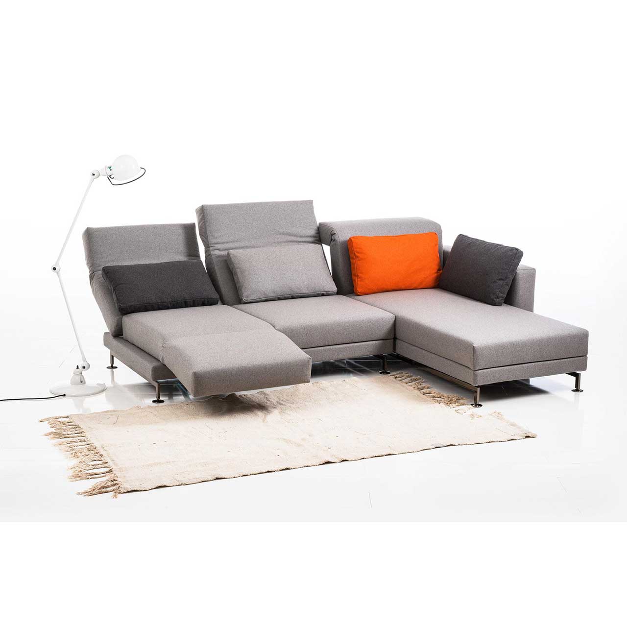 brühl moule small - Garnitur 73222 + 73231 Eckgarnitur in grauem Stoff mit Longchair rechts. Der linke Sitzplatz ist zur Relaxposition umgebaut.