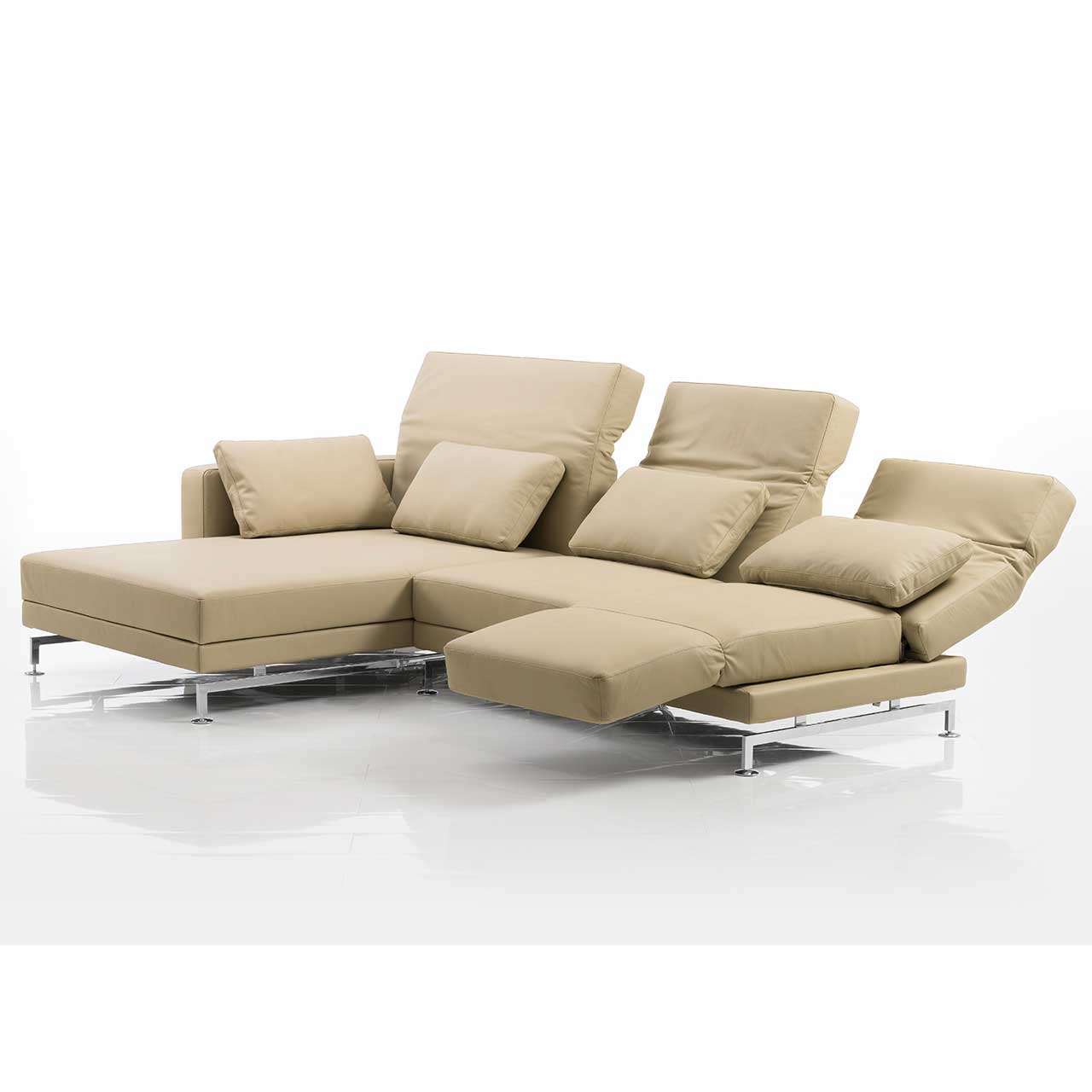 brühl moule-medium - Sitzgruppe 73138 + 73123 Eckgarnitur mit breitem Longchair links und in beigem Leder. Die mittlere und rechte Rückenlehne sind teilweise abgesenkt. Die rechte Armlehne ist zur Fußstütze vorgeschwenkt.