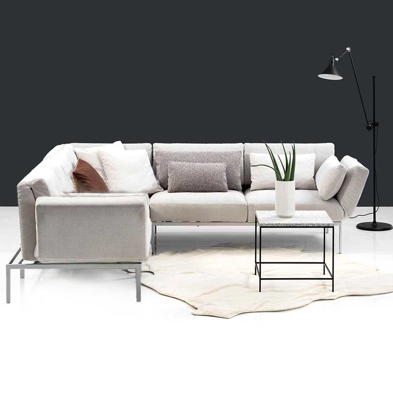 Ambientebild Garnitur brühl roro medium classic 74106 + 74130 + 74107 Eckgarnitur der Serie roro medium classic mit zwei Anstellsofas und einem Eckelement in cremefarbenem Stoff.