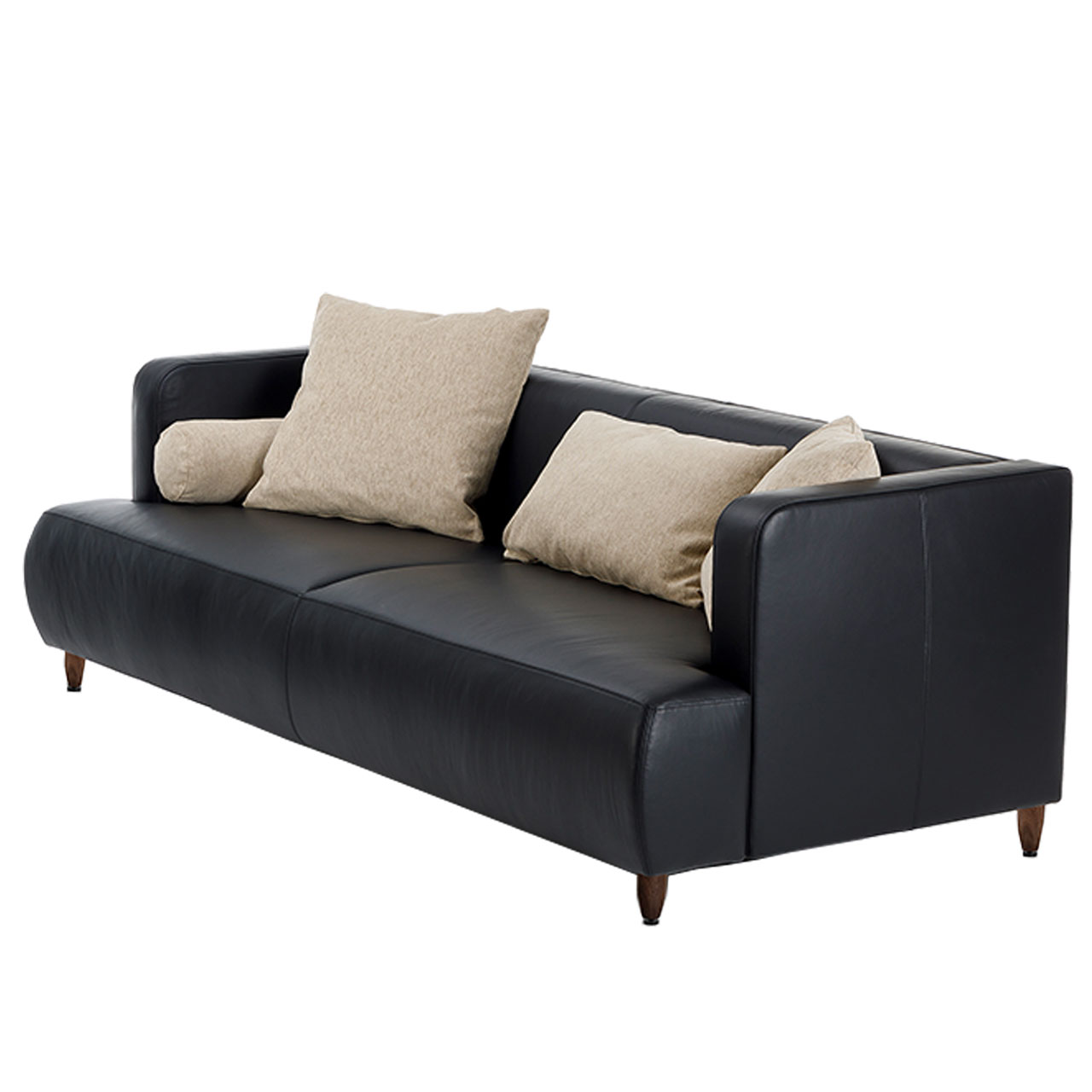 brühl aoyama 75010 Schwarzes Ledersofa mit konischen Holzfüßen. Auf dem Sofa liegen vier Kissen in einem hellen Stoff.