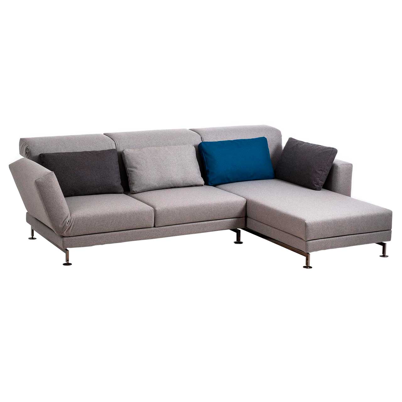brühl moule medium - Sofa Sitzgruppe 73122 + 73131 Eckgarnitur in grauem Stoff mit Longchair rechts, dekoriert mit vier Kissen in dunkelgrau, blau und hellgrau.