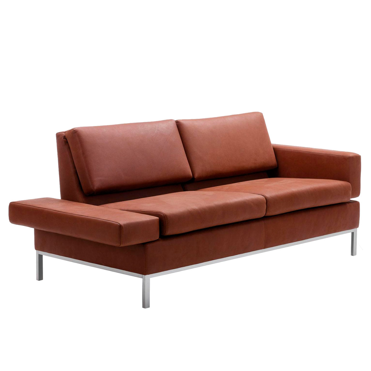 brühl tomo - Sofa Rotbraunes Ledersofa mit Untergestell in chrom glänzend. Die linke Armlehne ist in die Waagrechte abgesenkt.