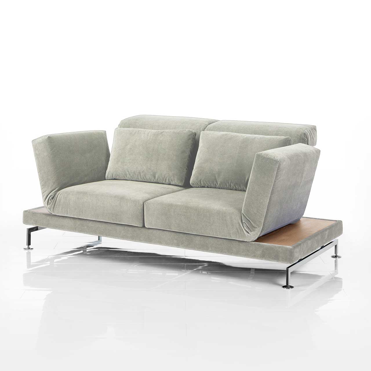 brühl moule small - Sofa 73207 Sofa in hellgrauem Stoff. Rechts und links neben den Armlehnen befinden sich schmale Ablageflächen in hellem Holz.
