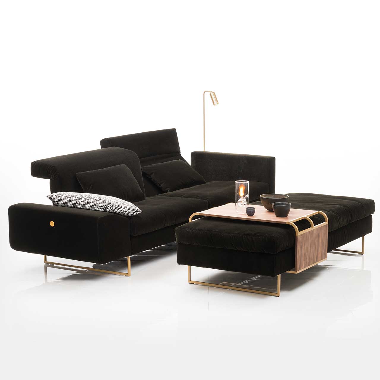 brühl embrace 69632 Ambientebild: brühl embrace asymmetrisches Sofa. Davor stehen eine Bank mit aufgelegtem verschiebbarem Tisch.