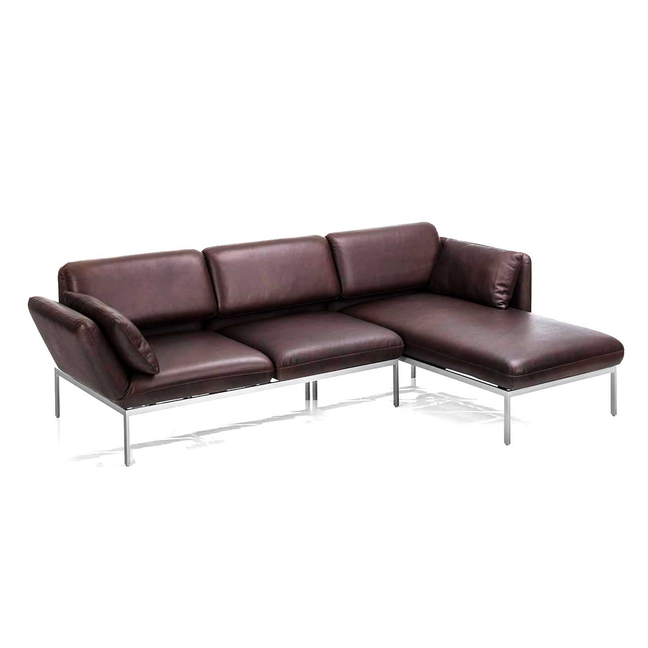 Garnitur brühl roro medium classic 74106 + 74123 Seitenansicht Seitenansicht auf die Eckgarnitur der Serie roro medium classic mit Longchair rechts und Anstellsofa links in braunem Leder.