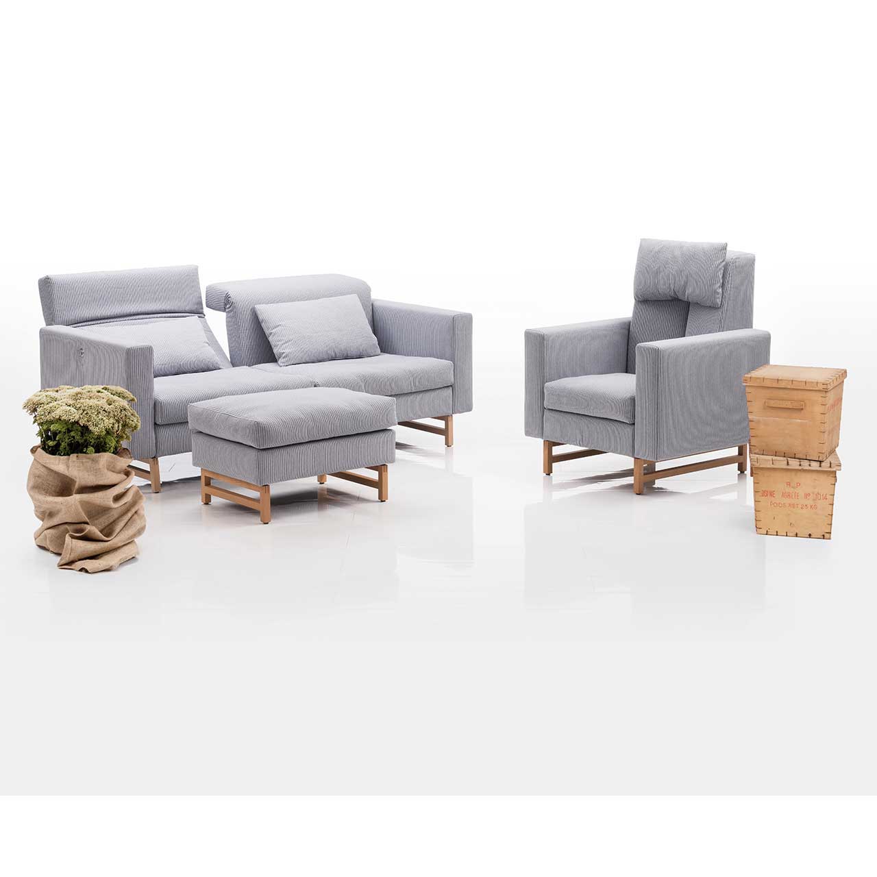 brühl embrace 69609 Ensemble aus Sofa mit Hocker und Hochlehnsessel von brühl embrace.