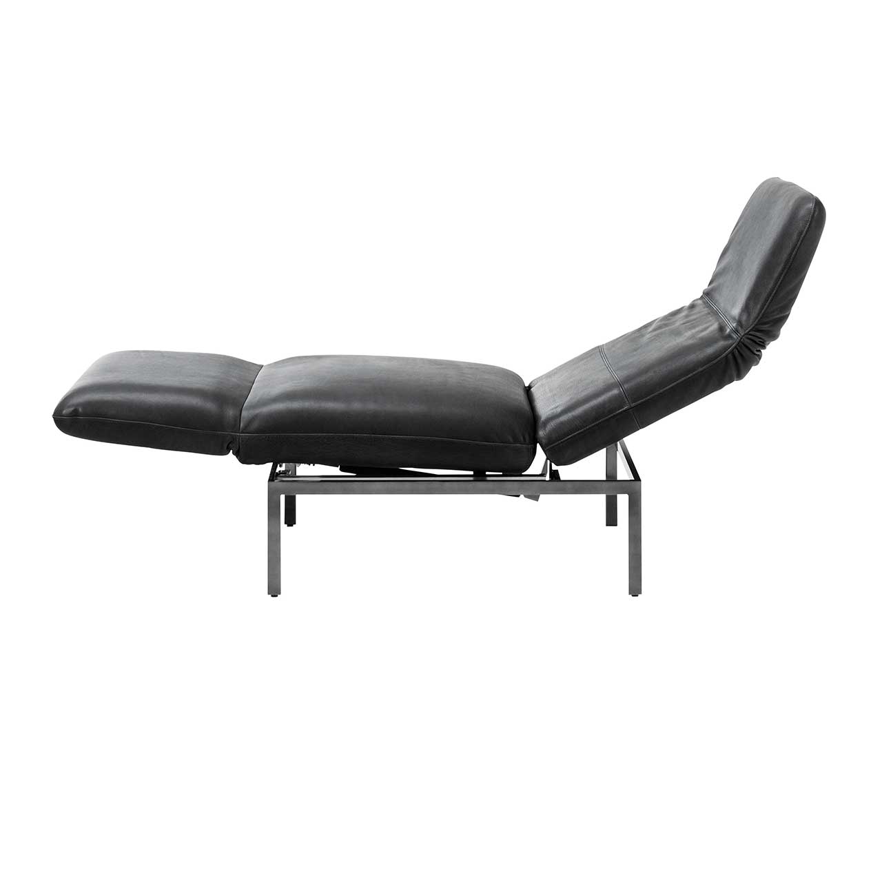 Multifunktionssessel brühl roro medium classic 74115 in Liegepostion Der Multifunktionssessel der Serie roro medium classic ausgeklappt zur Liegeposition in schwarzem Leder.