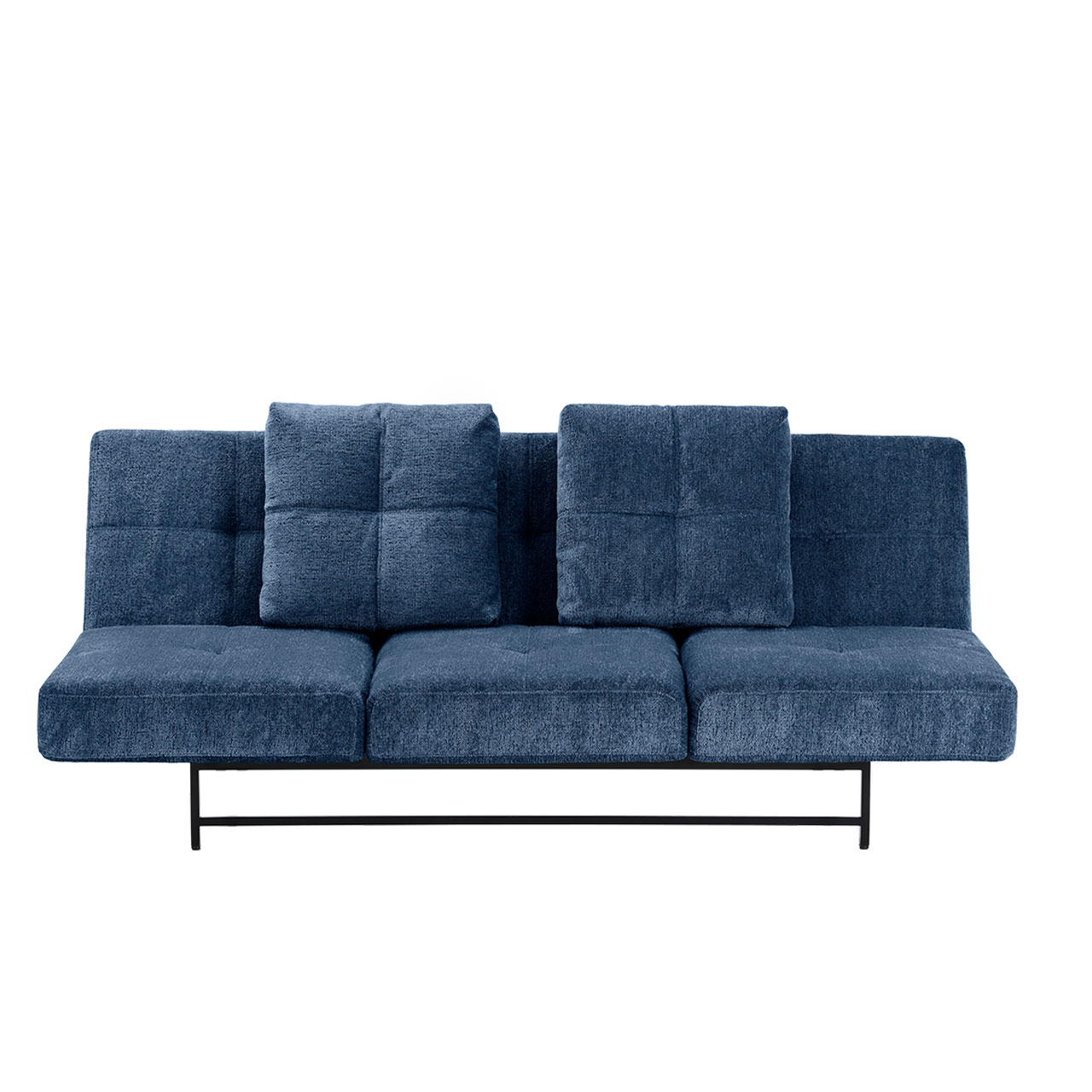 brühl crossover 74414 Ein blaues Sofa auf einem schwarzen Metallgestell. Die Sitzfläche besteht aus drei Elementen. Auf dem Sofa sind mittig zwei quadratische Kissen drappiert, die über die Rückenlehne hinausragen.