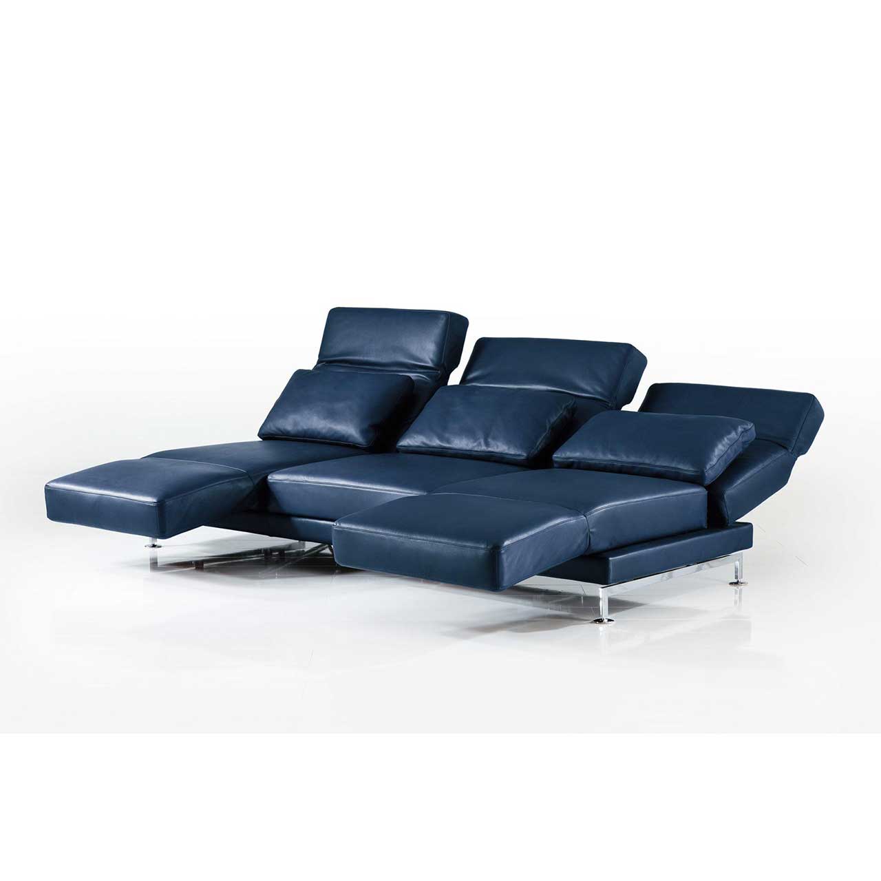 brühl moule small - Sofa 73212 Sofa mit drei Sitzplätze in dunkelblauem Leder. Die Rückenlehnen sind alle unterschiedlich stark abgesenkt, die Armlehnen sind als Fußstützen vorgeschwenkt.