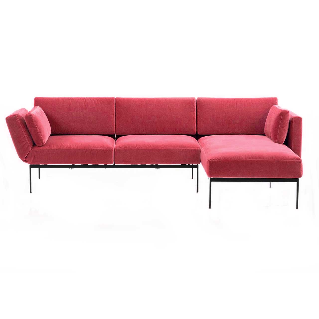 Eckgarnitur der Serie roro small soft mit Longchair rechts und Anstellsofa links in rotem Stoff.